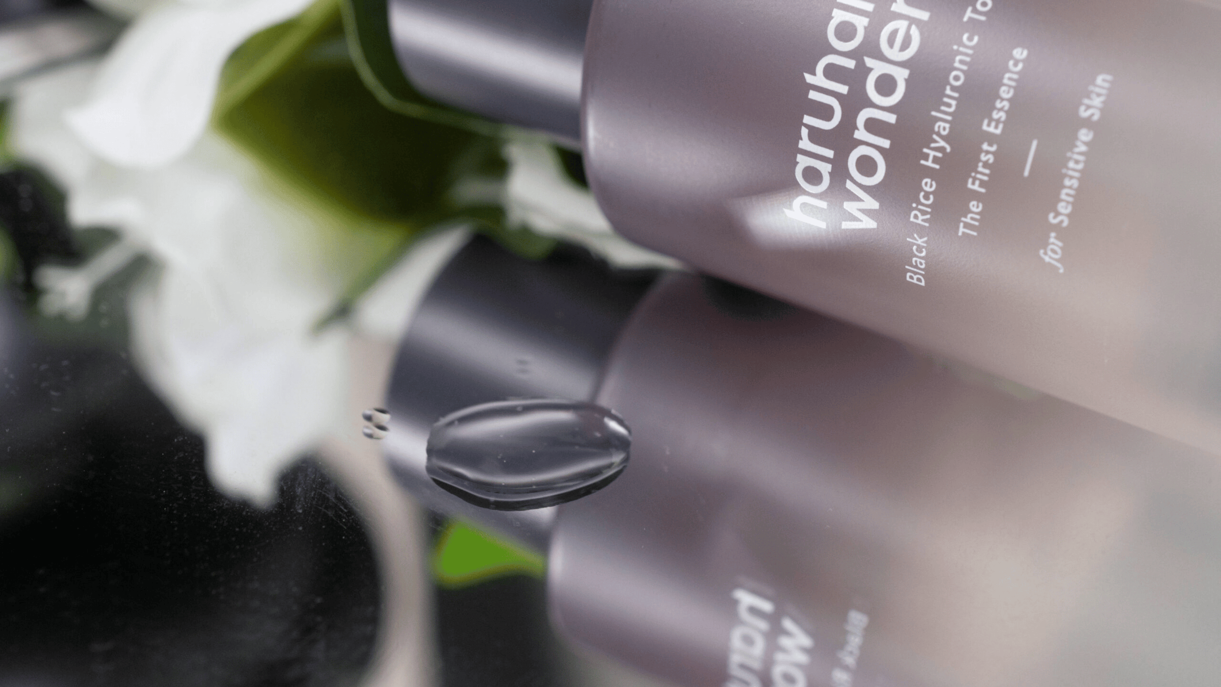 Haruharu Wonder Black Rice Hyaluronic Toner återfuktar och stärker huden med svart ris-extrakt och hyaluronsyra. Innehåller betaglukan för att lugna känslig hud och förbättra elasticiteten. Perfekt för daglig användning.