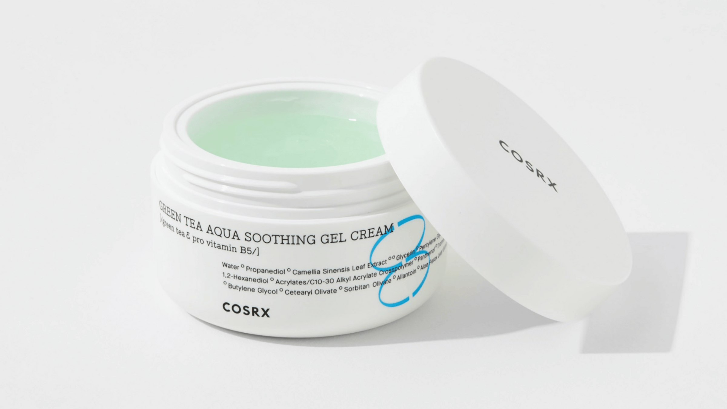 COSRX Green Tea Aqua Soothing Gel Cream är en lätt och uppfriskande gelkräm som innehåller grönt te och provitamin B5. Den lugnar irriterad hud, återfuktar intensivt och absorberas snabbt. Perfekt för känslig och oljig hud som behöver svalka och fukt.