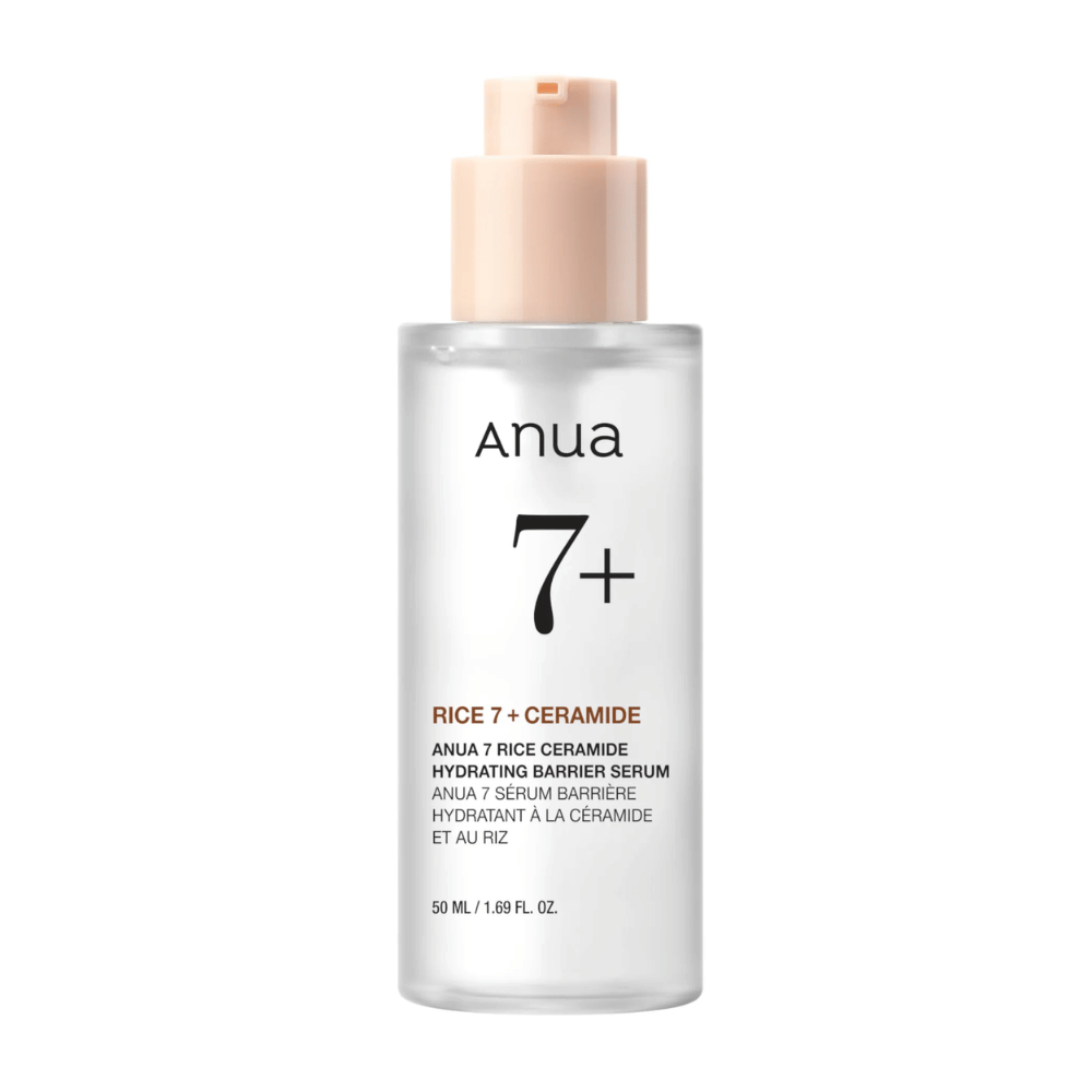 En flaska av "Anua 7+ Rice Ceramide Hydrating Barrier Serum" med en klar och minimalistisk design. Förpackningen är transparent med en ljusrosa pump, och innehåller 50 ml serum som är berikat med ris och ceramider för att återfukta och stärka hudens barriär.