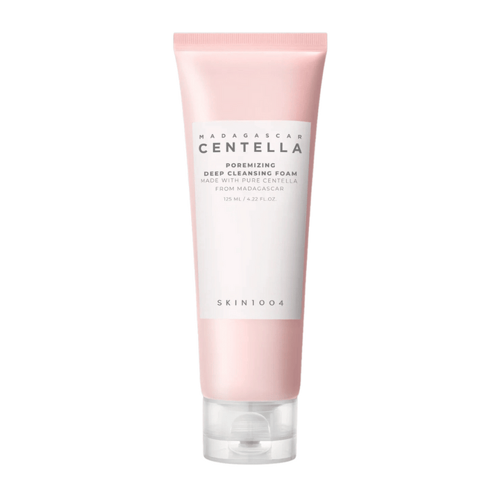 Madagascar Centella Poremizing Deep Cleansing Foam är en rengöringsprodukt för ansiktet, presenterad i en rosa tub. Tuber innehåller 125 ml och är gjord med ren centella från Madagaskar för att effektivt rengöra och förfina hudens porer.