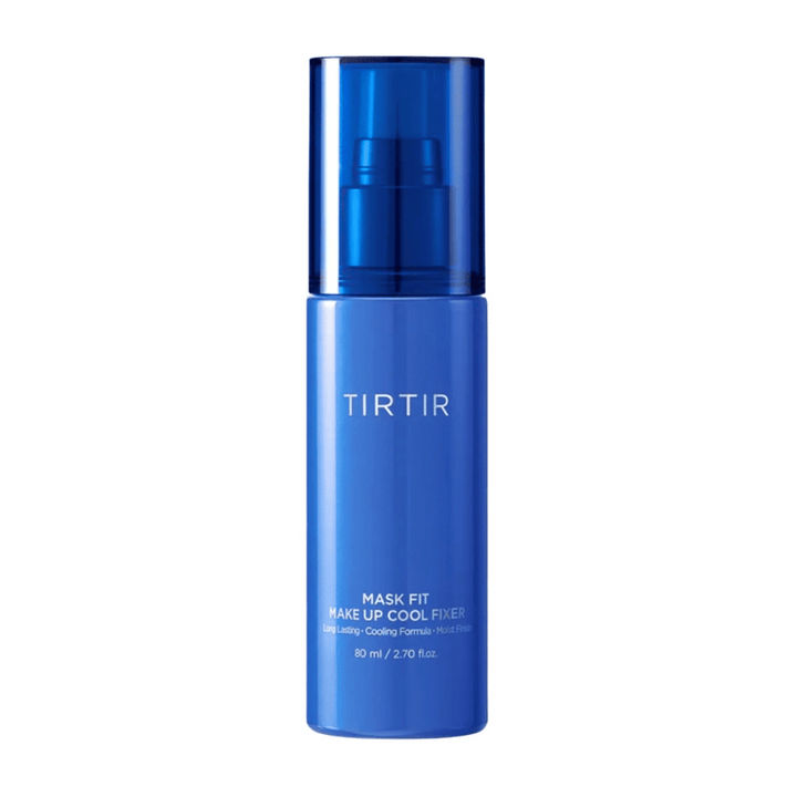 En blå sprayflaska med "TIRTIR Mask Fit Make Up Cool Fixer" på etiketten. Flaskans design är elegant och modern, och den innehåller 80 ml (2,70 fl. oz.) av en produkt som erbjuder en långvarig och svalkande finish för makeup.